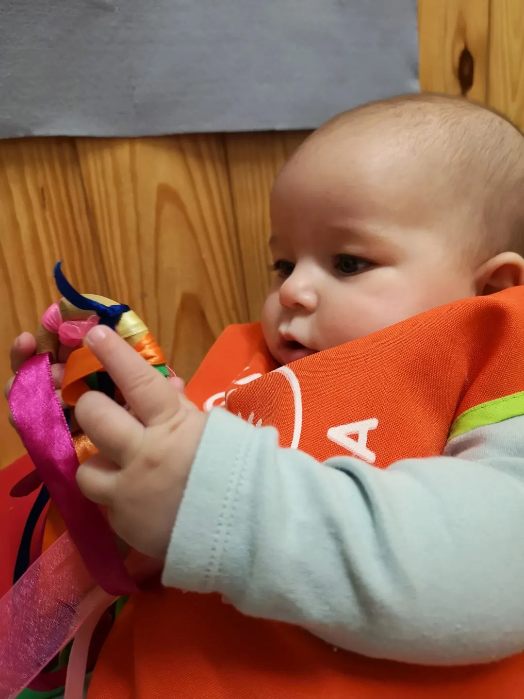 bebe jugando