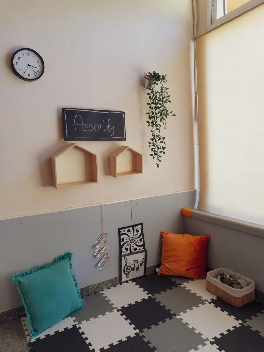 Aula de bebes con cojines y una moqueta blanca y negra, resulta una instalación acogedora. En la escuela infantil Gente Menuda.
