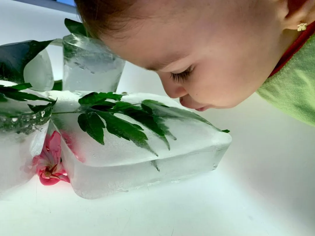 niño beso