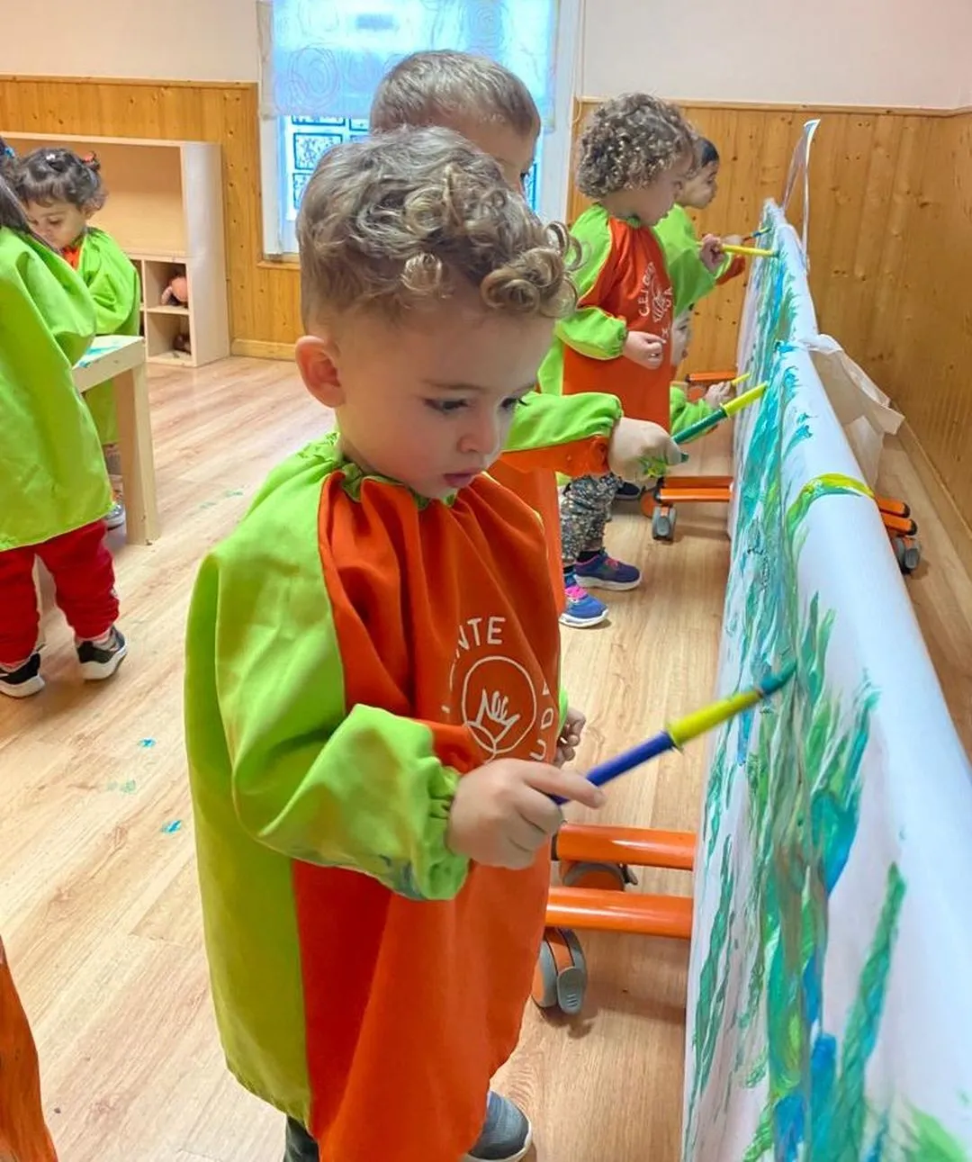 niño pintando