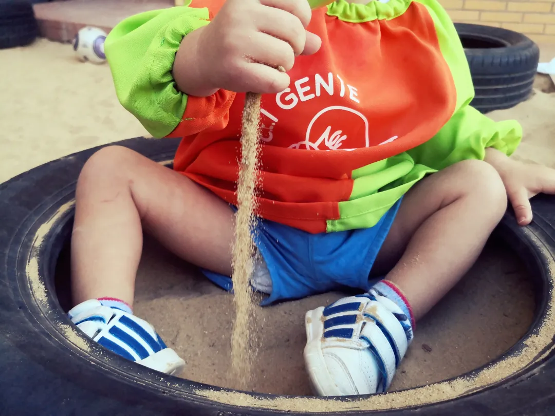 tirar arena niño