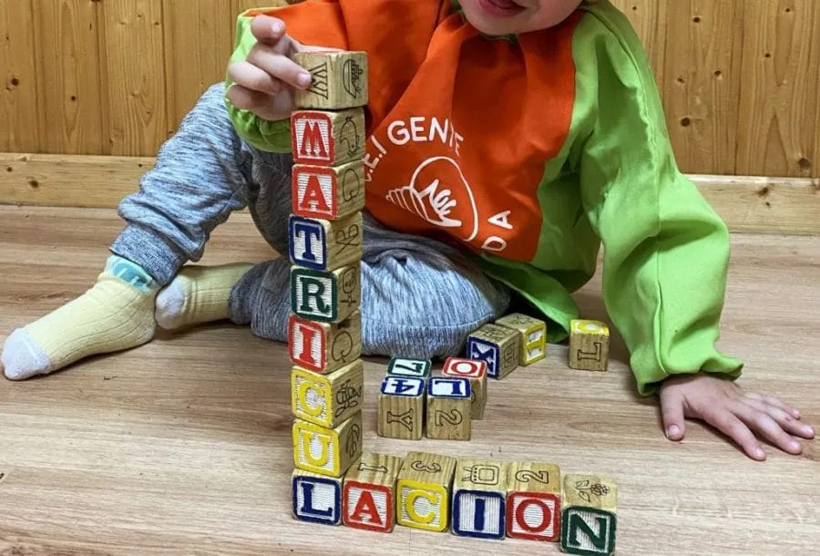 matriculacion_escuela_infantil_sevilla Niño con dados que pone matriculación, esto es para una escuela infantil en Sevilla.