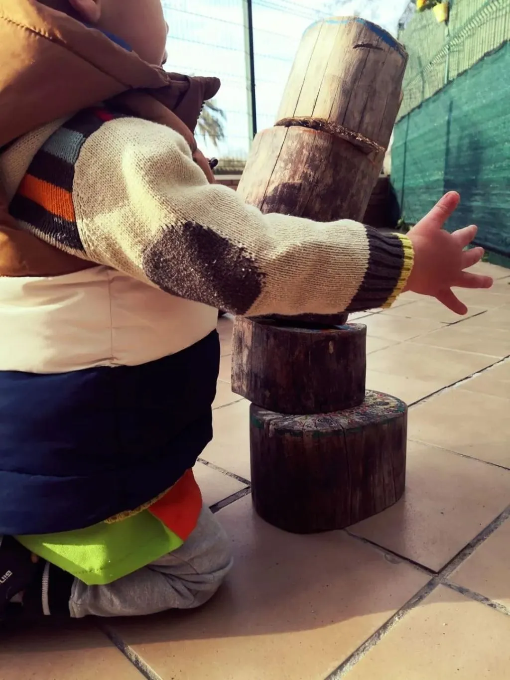 niño torre troncos