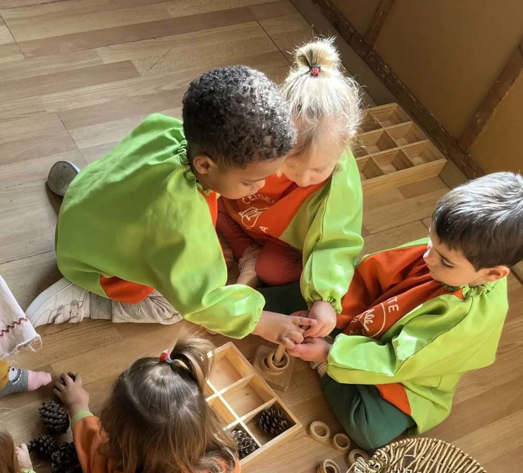 Niños en círculo en la escuela infantil gente menuda en Sevilla