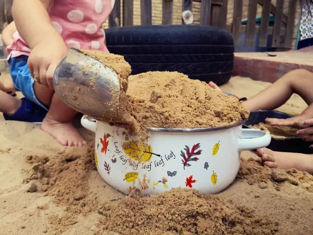 niños jugando arena