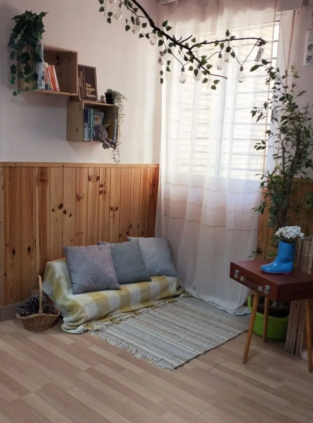 Esquina acogedora de las instalaciones de la escuela infantil gente menuda en Sevilla, un sofa muy cómodo.