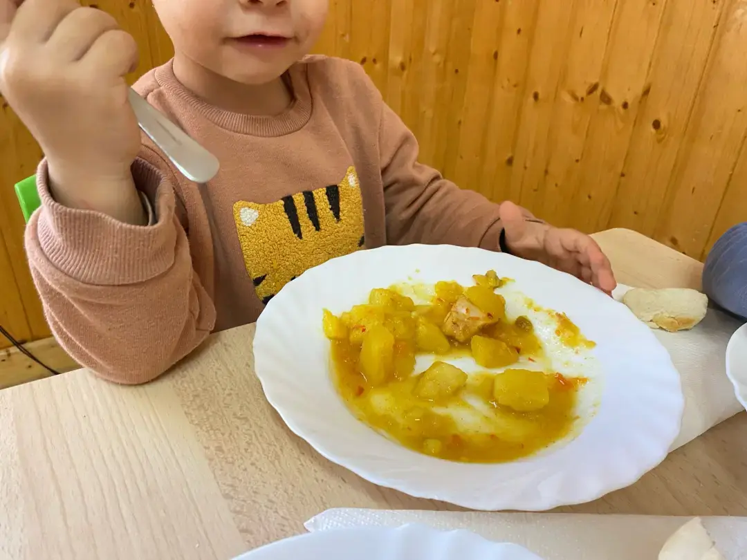 niño comiendo