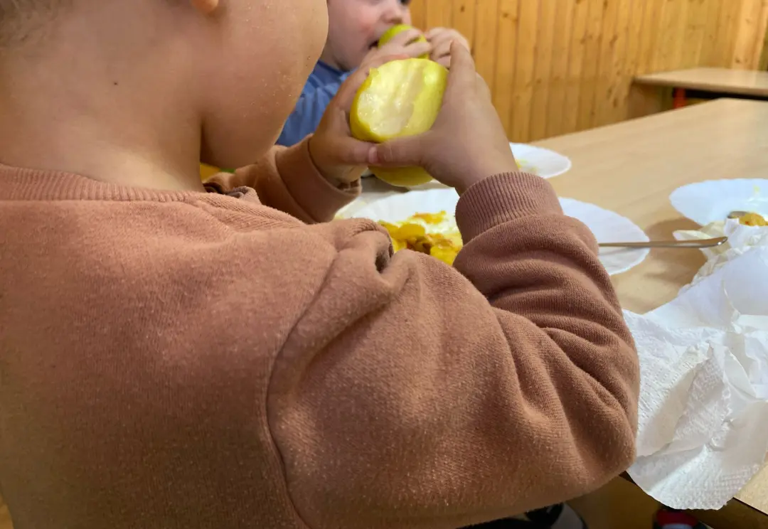 niños comiendo manzana