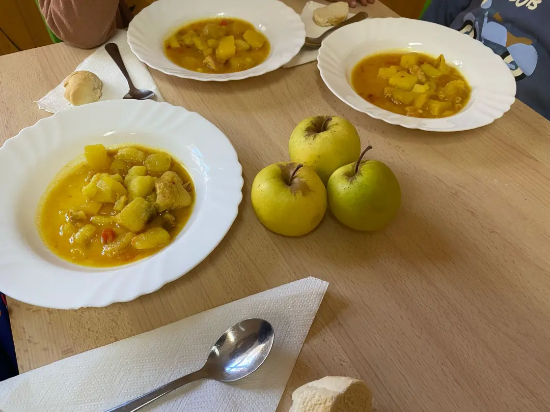 platos comida escuela gente menuda