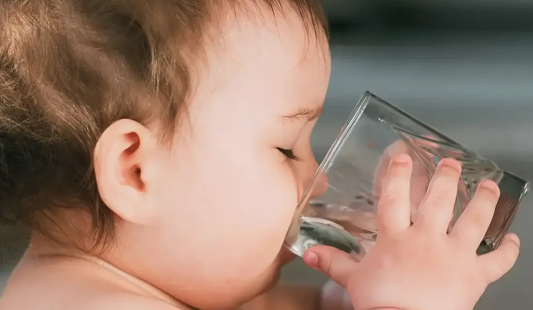 El vaso de cristal en la pedagogía Pikler: autonomía y aprendizaje